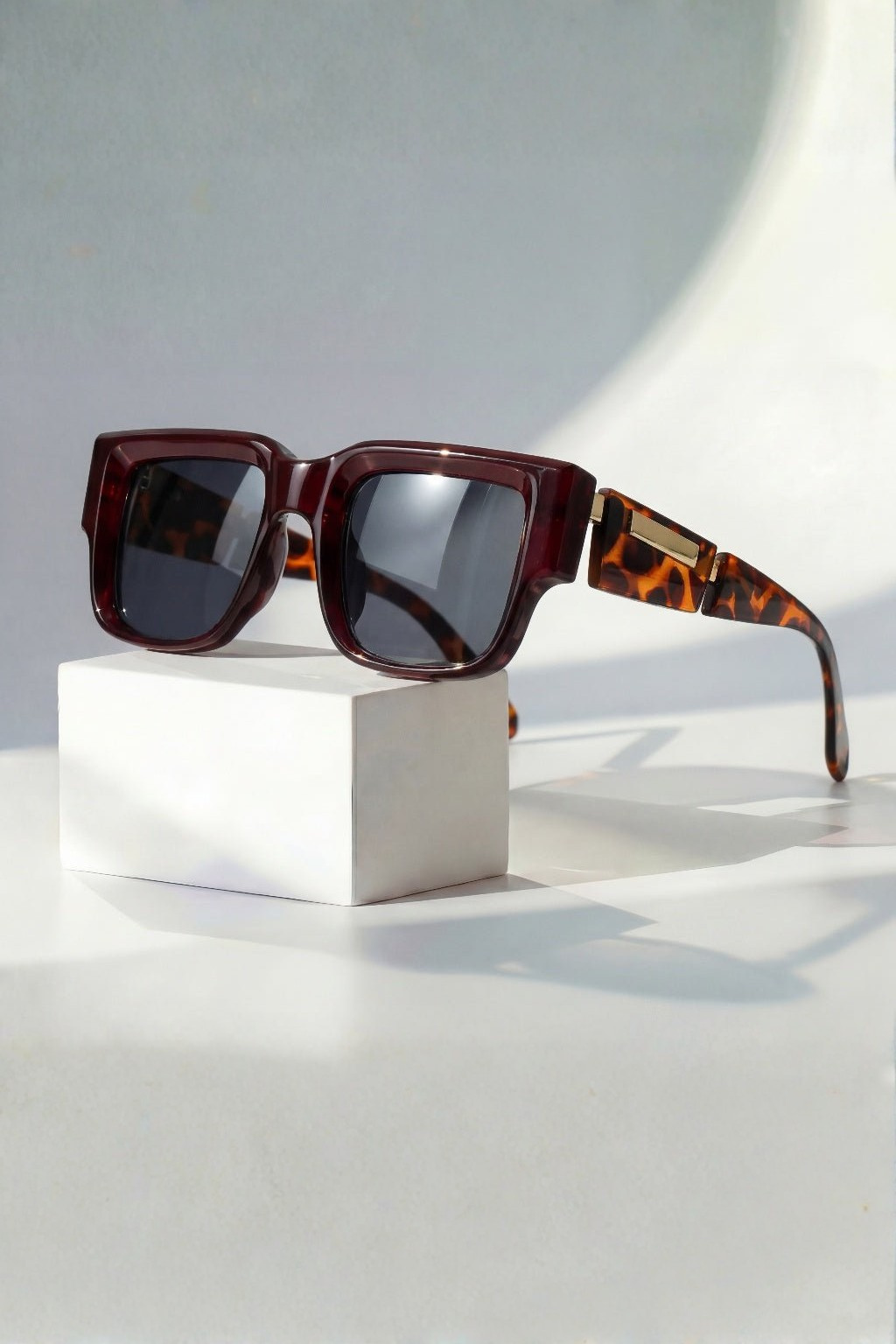 Women's Oversized Tortoiseshell Sunglasses - Casual Summer