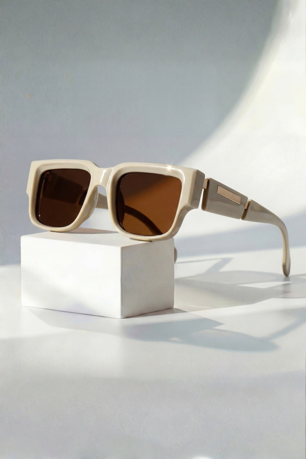 Women's Oversized Tortoiseshell Sunglasses - Casual Summer